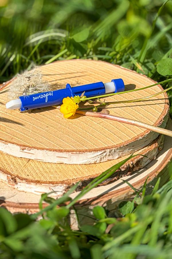 Pinza per zecche su disco di legno